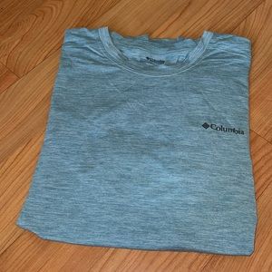 Columbia Men’s Shirt. Moisture wicking.